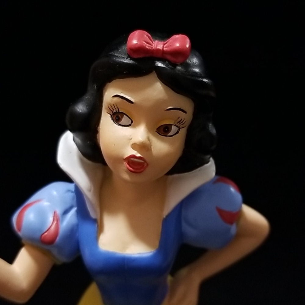 Disney, Snow White statue #17859 - Picture 6 of 15